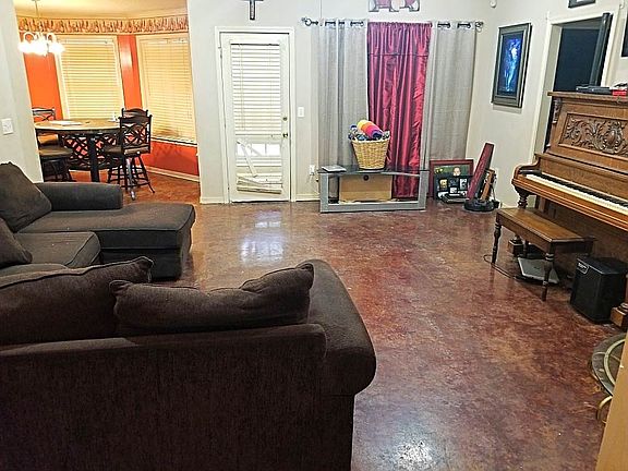 3rd image of 105 Live Oaks Blvd
