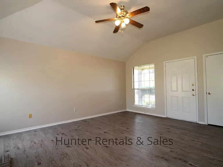 3801 Winchester Dr — Photo 3
