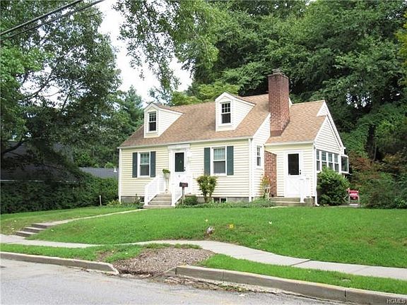Side view of home.  Note the separate door to the small porch/mud room. New windows and siding in 2007.