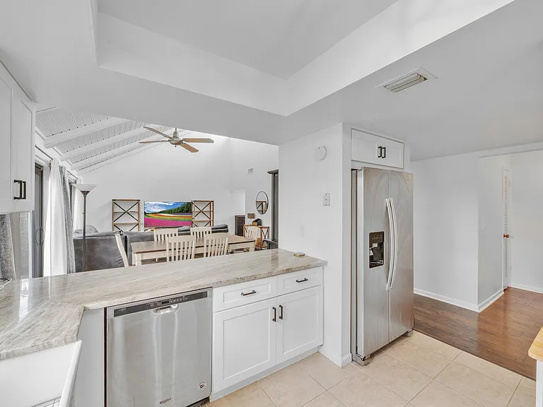 235 NW 15th St — Photo 4