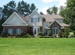 7016 Arrowhead Dr, Lockport, NY 14094