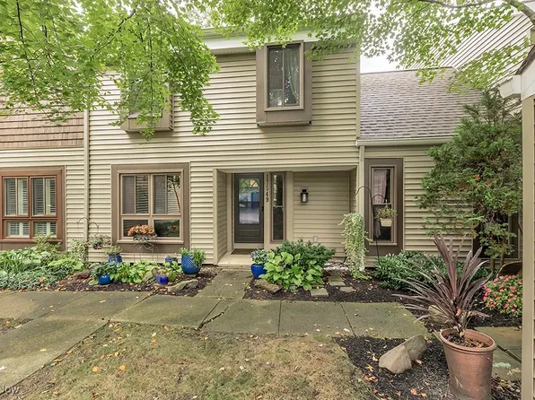 17549 Fairlawn Dr, Chagrin Falls, OH 44023