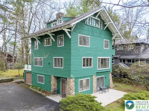 119 Falls Dr, Buck Hill Falls, PA 18323