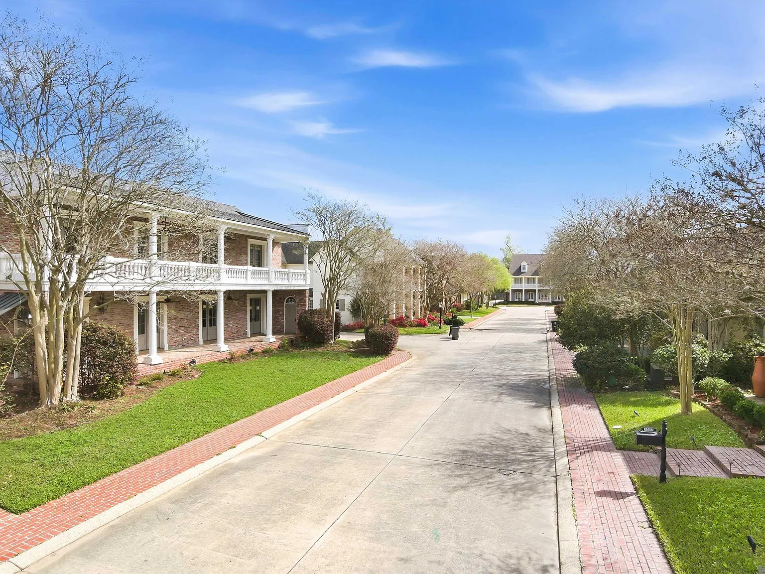4 bed, 3899 sqft, $5,000 — Photo 3