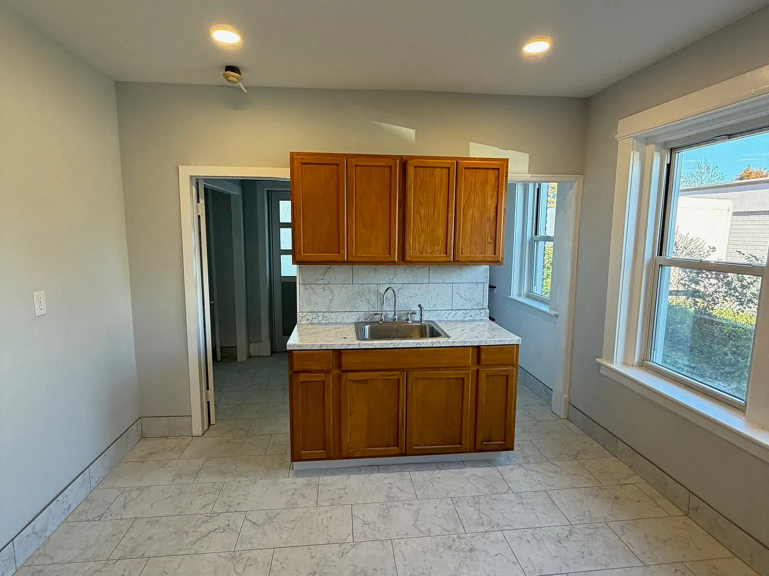 4 bed, 1.0 bath, 1200 sqft, $2,000 — Photo 4