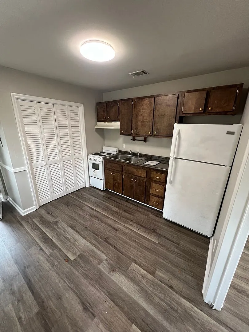 2 bed, 1.0 bath, 922 sqft, $850 — Photo 2