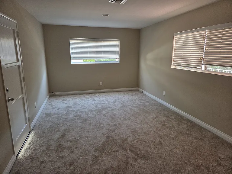 15219 Wyandotte St — Photo 27