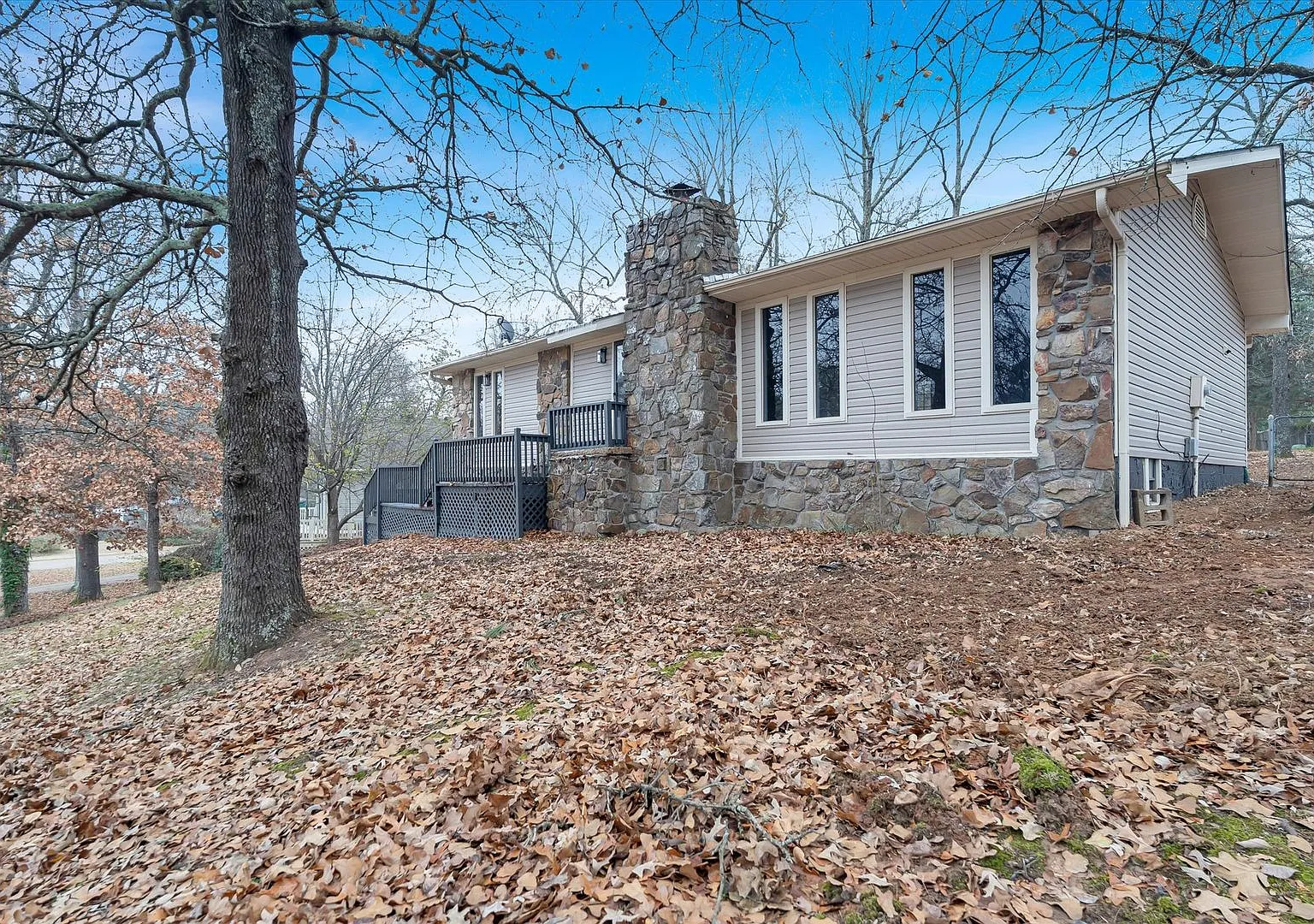 Spacious 3 Bed / 3 Bath Home in Valley View School District! — Photo 1