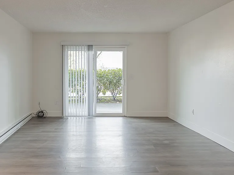 Madera Court Apartments - Troutdale Oregon - Living Room