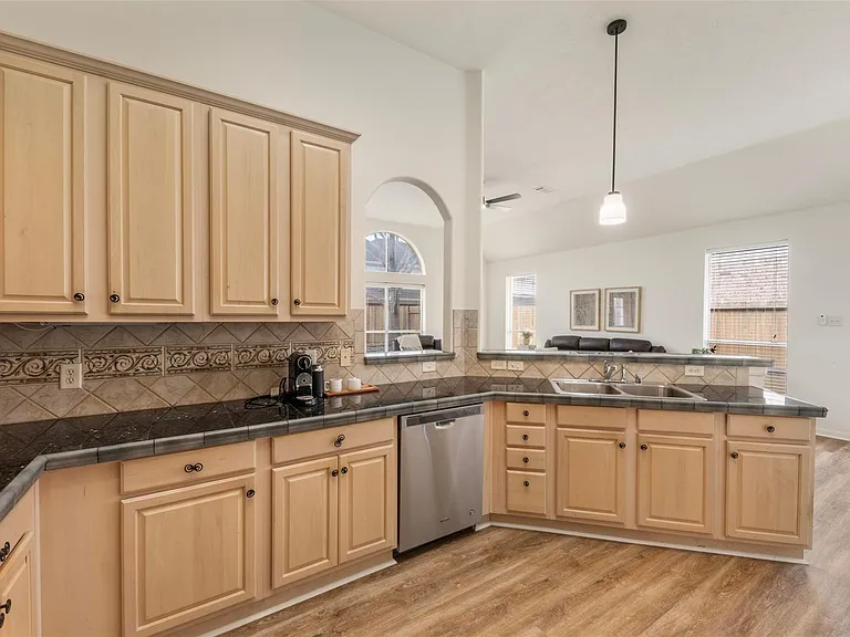 9211 Memorial Hills Dr — Photo 7