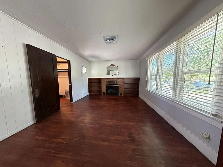 1320 E Colton Ave — Photo 5