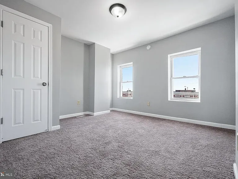 1028 W Cross St — Photo 5