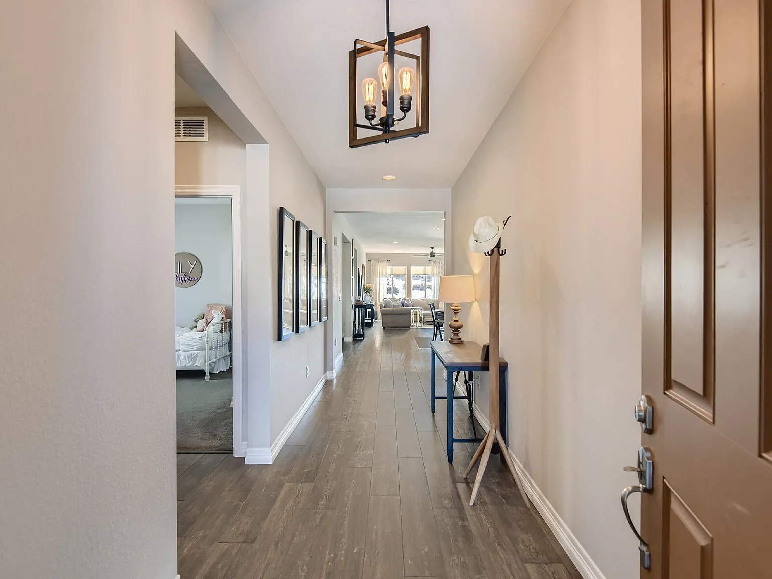 6 bed, 4.0 bath, 3718 sqft, $4,000 — Photo 2