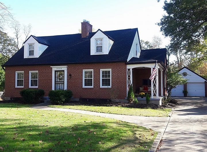BEAUTIFUL CURB-APPEAL!
