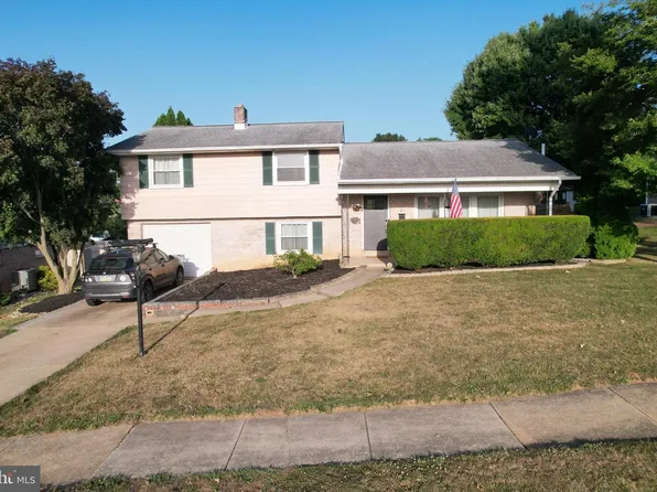 19 W Shore Dr, Camp Hill, PA 17011