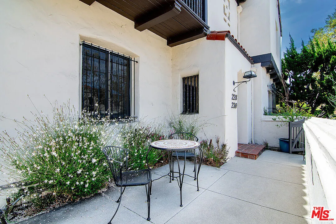 3 bed, 2.0 bath, 2500 sqft, $7,200 — Photo 3