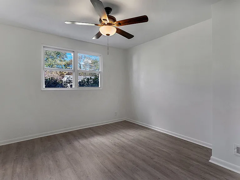 124 Grenadier Dr — Photo 11