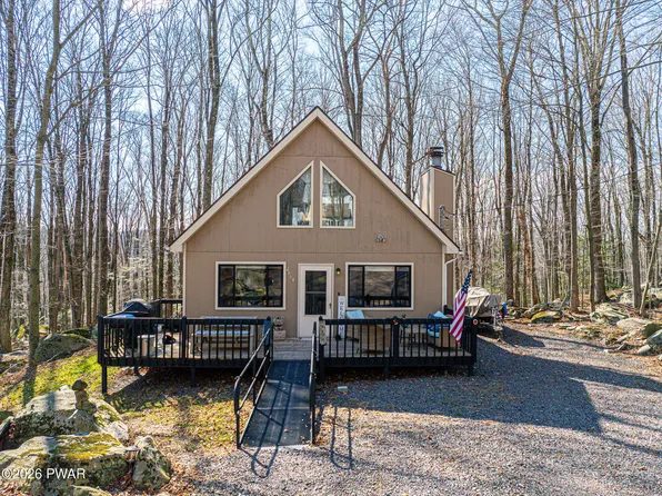 8 Boulder Ct, Lake Ariel, PA 18436