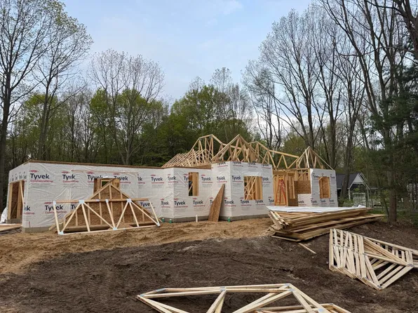 76757 Wood Crest Ct, South Haven, MI 49090