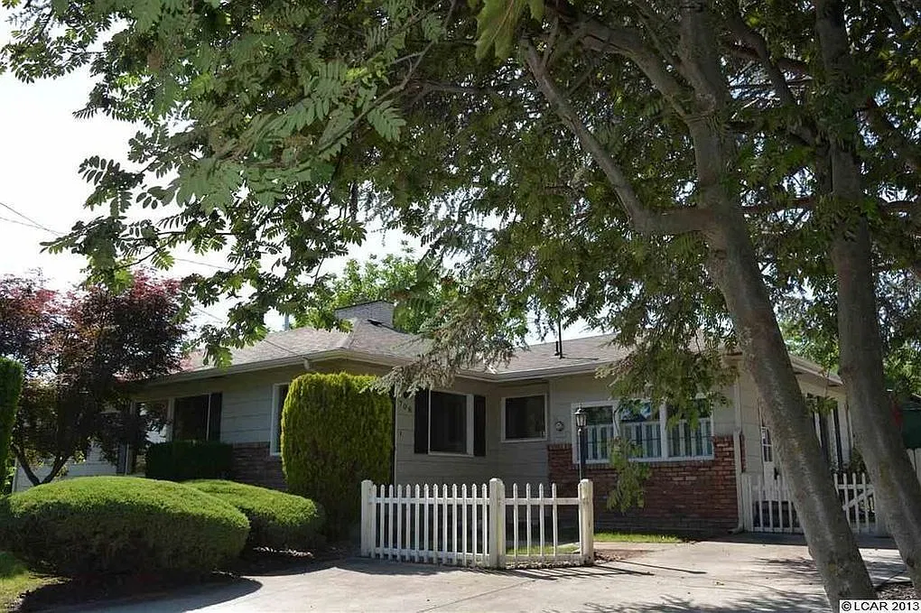 Large 4 Bedroom Orchards Home with private backyard! — Photo 1