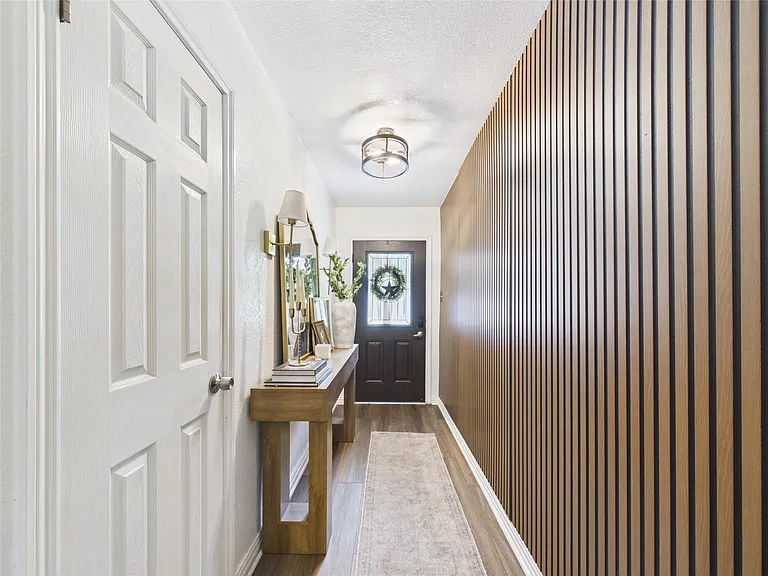 2612 Perry Ln — Photo 4