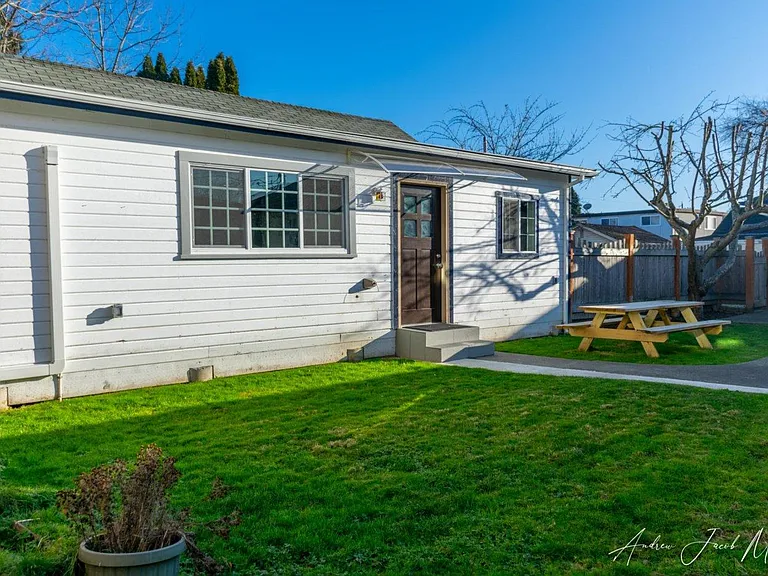 436B Wells Ave N — Photo 5