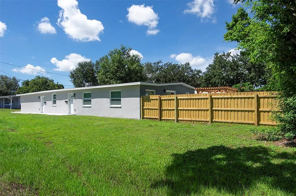 2 bed, 1.0 bath, 758 sqft, $1,900 — Photo 2