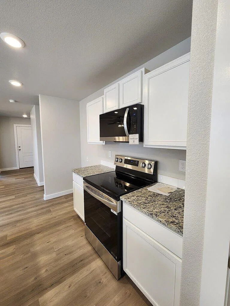 3 bed, 2.0 bath, 1100 sqft, $2,200 — Photo 3