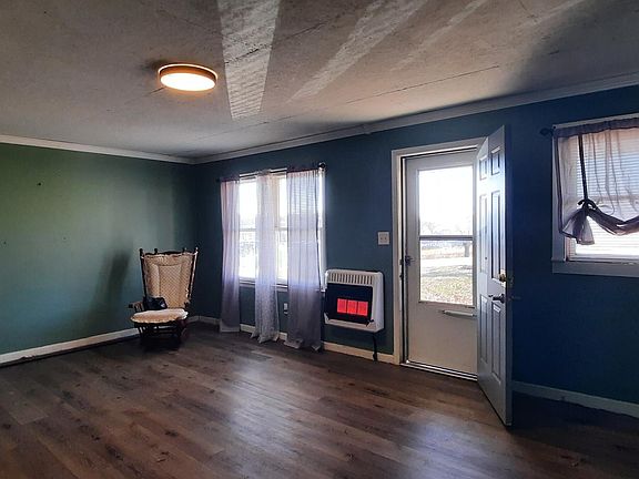 2nd image of 410 White Oak Rd