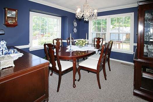 5th image of 413 Breeze Hill Cres