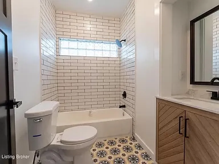 2145 Gladstone Ave — Photo 23