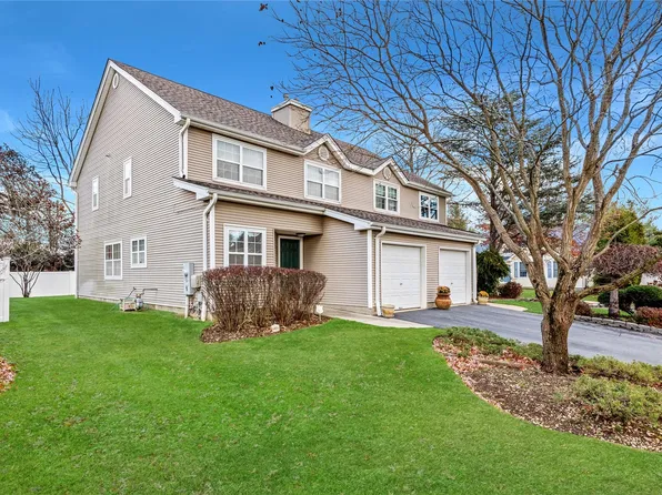 102 Robertson Place, Melville, NY 11747