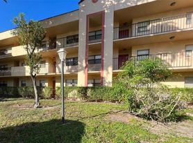 3410 Foxcroft Rd, Hollywood, FL