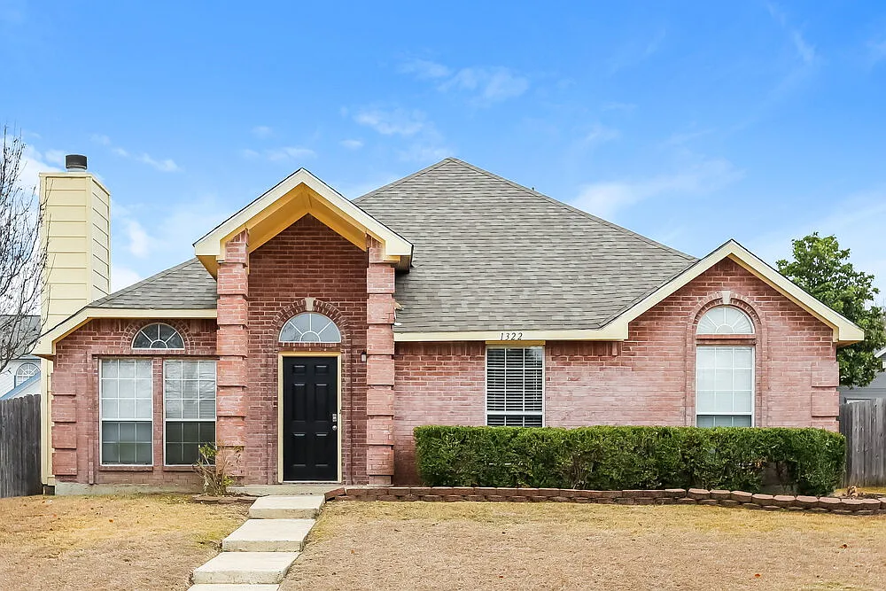 3 bed, 2.0 bath, 1232 sqft, $1,900 — Photo 1