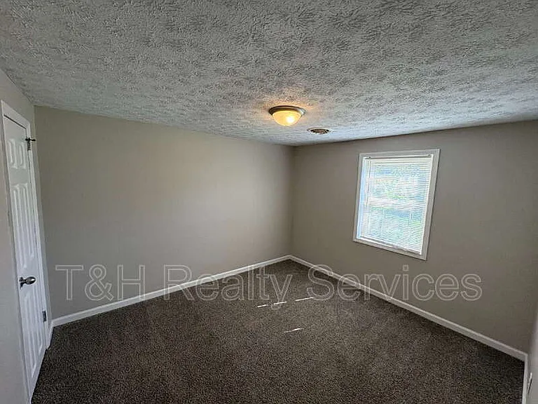 220 Walker St — Photo 13