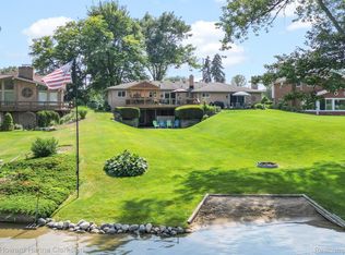 9074 Sandy Ridge Dr, White Lake, MI 48386