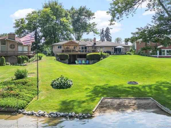 9074 Sandy Ridge Dr, White Lake, MI 48386