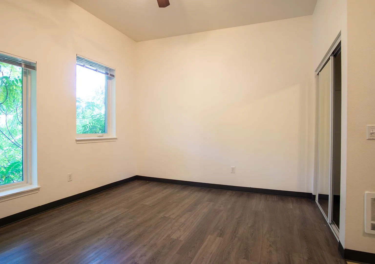 Chic & Modern Top-Floor Studio Near South Waterfront & OHSU — Photo 4