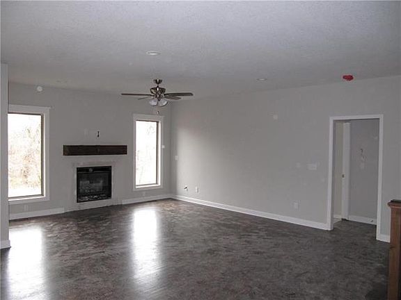 4th image of 907 NW Lindenwood Dr