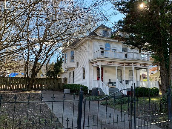 4th image of 208 Clinton Ave E