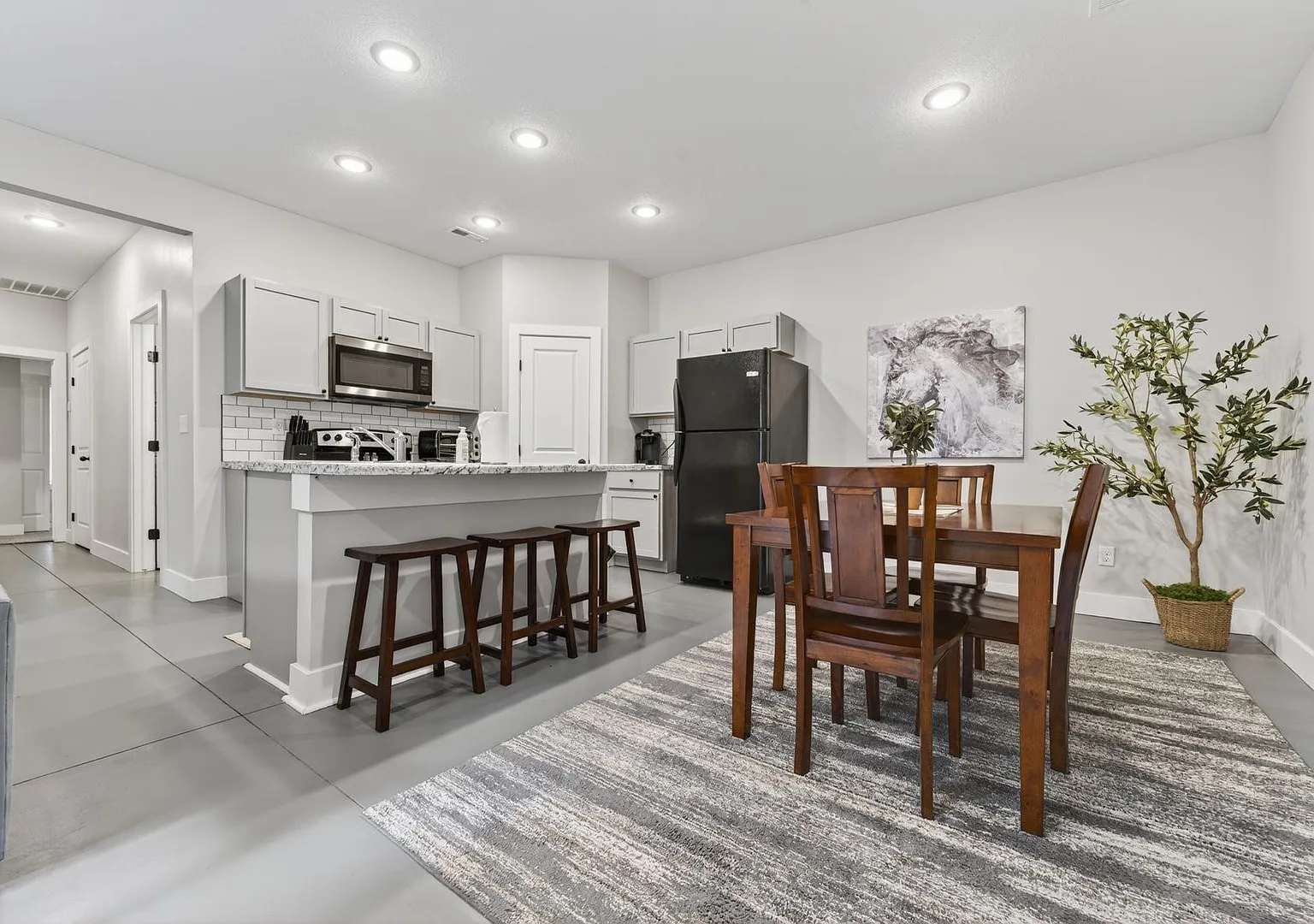 2934 W Murdock — Photo 1