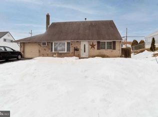 11 Canna Rd, Levittown, PA 19057