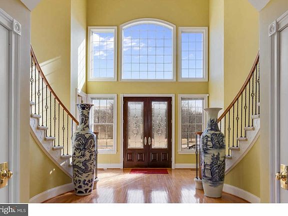 2nd image of 318 Clubhouse Ln
