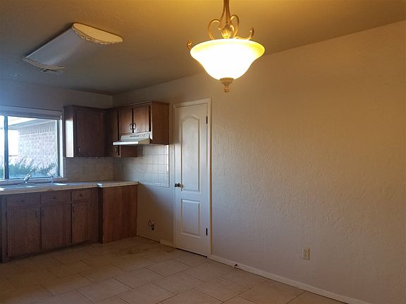 5th image of 3910 SW Parkridge Blvd