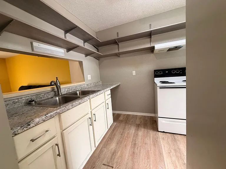 576 E Graham Pl — Photo 3