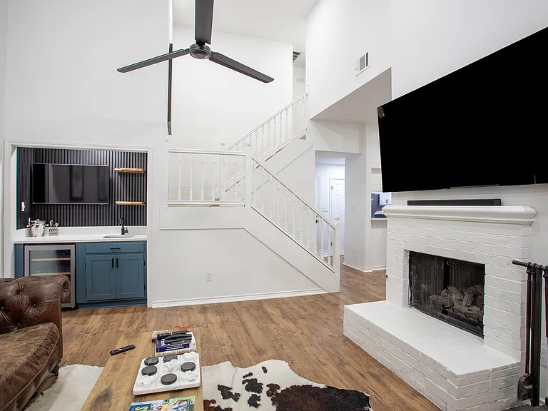 2521 Stanford Ct — Photo 2