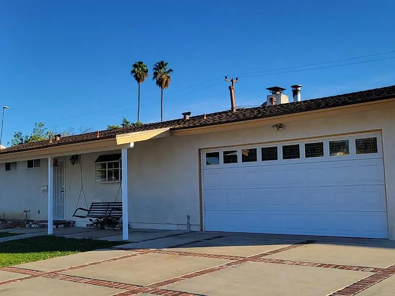 1556 Sutter Ave — Photo 2
