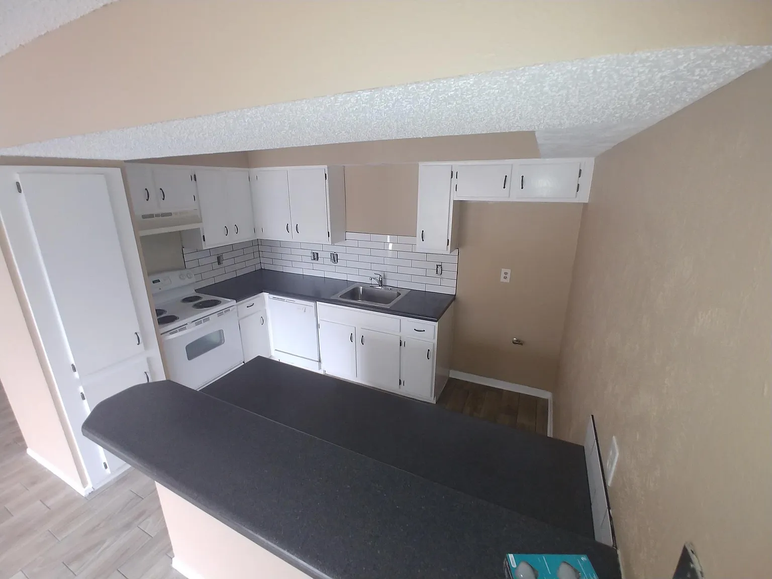 2 bed, 1.5 bath, 1060 sqft, $1,245 — Photo 2