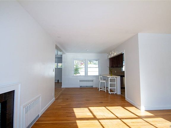 4th image of 210 Downing Ave