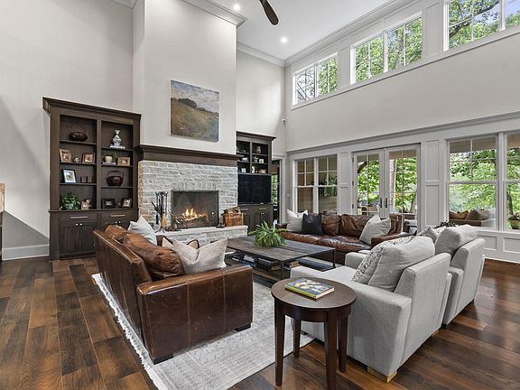 3rd image of 595 Fox Ln